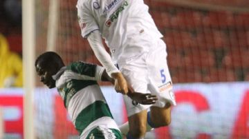Carlos Quintero (izq.) no puede controlar el balón ante la marca de Yasser Corona en el partido de ida de la Liguilla en La Corregidora.