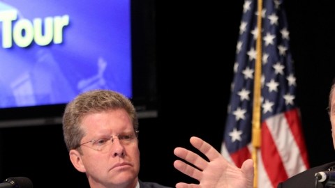 El Gobernador de Nueva York  Andrew Cuomo (der.), advierte sobre los falsos cobradores de impuestos.