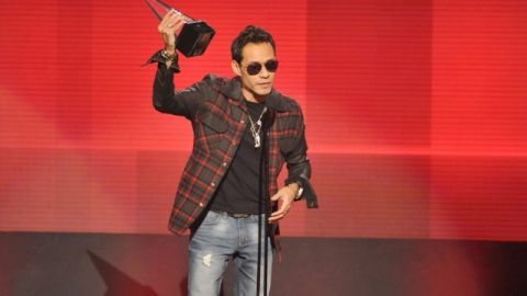 Marc Anthony recibe su premio al mejor artista latino  durante la gala de la American Music Awards (AMA) celebrado anoche en Los Angeles.