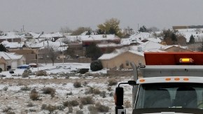 Un camión del Departamento de  Transporte limpia la nieve de las carreteras  en  Paseo del Norte en Nuevo México, luego que una tormenta invernal cayó sobre el área durante el fin de semana.