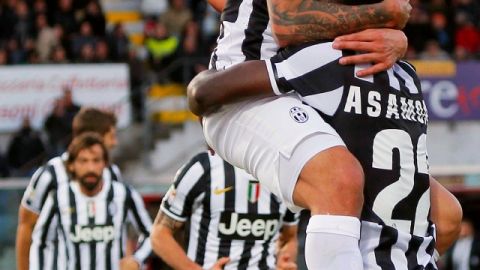 El argentino   Carlos Tevez (arriba) celebra su anotación con  Kwadwo Asmaoah, durante la victoria de la Juventus por  2-0 sobre el Livorno.