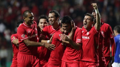 Jugadores de Toluca celebran una anotación ante Cruz Azul, que cayó goleado por 3-0 en la ida por los cuartos de final.