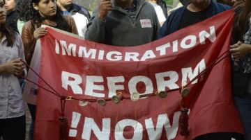 Inmigrantes durante una protesta a favor de la reforma migratoria realizada en la alcaldía de Los Ángeles.