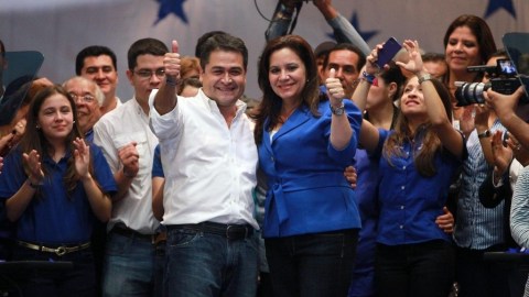 Juan Orlando Hernández y su esposa Ana de Hernández celebran desde anoche.