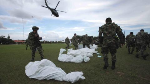 Los cuerpos de los rebeldes del ELN son presentados a la prensa, luego de que fueran abatidos.