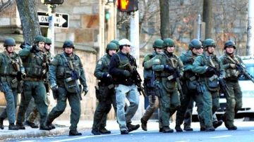 Efectivos de la policía y agentes del SWAT realizaron una búsqueda intensa tras ser notificados de un posible hombre armado en el campus de la Universidad de Yale el lunes, 25 de noviembre.