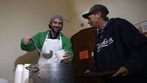 Sánchez participó hoy como voluntario en un albergue que reparte comida entre gente de escasos recursos.