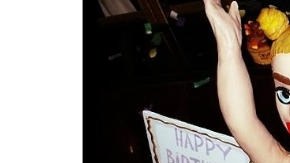 Su tarta de cumpleaños llevaba una réplica en mazapán de su figura desnuda con hojas de marihuana tapando sus partes íntimas.