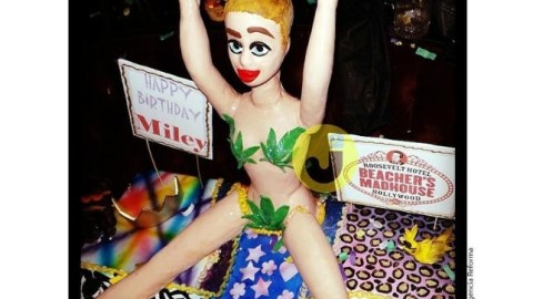 Su tarta de cumpleaños llevaba una réplica en mazapán de su figura desnuda con hojas de marihuana tapando sus partes íntimas.