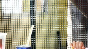 Natalie y Nallely Ruvalcaba comen comida rápida. Un informe revela que el 70% de niños latinos lo hacen regularmente.