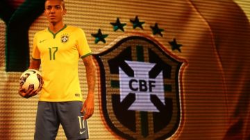 Luiz Gustavo fue el modelo elegido por la CBD  para exhibir el uniforme mundialista de   la 'canarinha'.