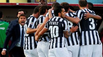 Juventus se apoderó del liderato italiano tras el empate ayer de la Roma.
