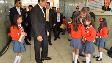 Estudiantes del colegio Champagnat de Ipiales recibieron a los mandatarios Rafael Correa, izquierda y Juan Manuel Santos.