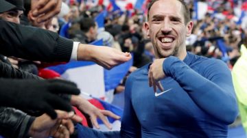 Frank Ribéry celebra con la afición tras clasificar con Francia al Mundial 2014.
