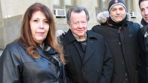 María y Carlos Hincapié, padres de Johnny, junto a su hijo Alejandro (extrema derecha) y Johnny Medina, confían que se podrá demostrar la inocencia de su hijo.