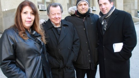 María y Carlos Hincapié, padres de Johnny, junto a su hijo Alejandro (extrema derecha) y Johnny Medina, confían que se podrá demostrar la inocencia de su hijo.