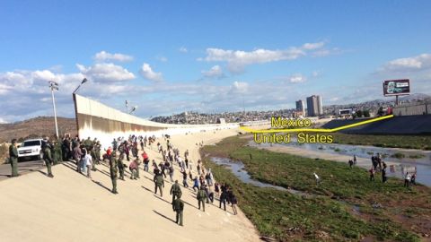 La Patrulla Fronteriza enfrentó a más de un centenar de inmigrantes que intentaban cruzar la frontera
