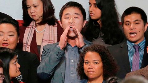 Ju Hong en el momento que interrumpió el discurso del presidente Barack Obama el lunes en San Francisco.