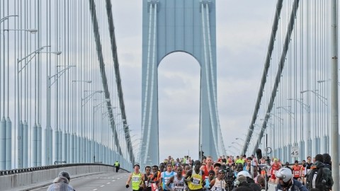 Un pelotón de maratonistas cruza el famoso puente Verrazano-Narrows en Nueva York.