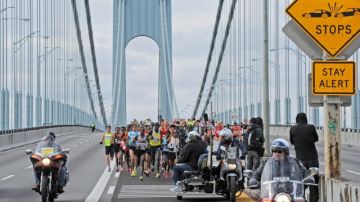 Un pelotón de maratonistas cruza el famoso puente Verrazano-Narrows en Nueva York.