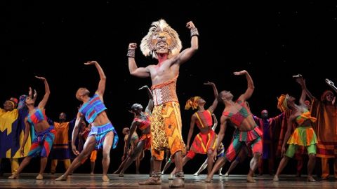 Brown Lindiwe Mkhize destaca en el papel de Rafiki, el mono sabio en el musical 'The Lion King'.