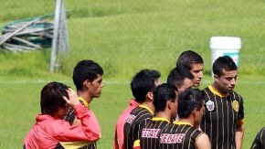 Jugadores de la UdeG reciben indicaciones en una práctica; hoy buscarán dar una alegría a su afición.