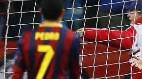 El portero José Manuel Pinto y el defensa Carles Puyol, del Barcelona, lamentan el primer gol marcado por Thulani Serero, del Ajax.