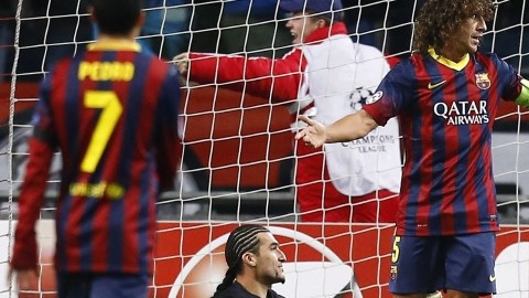 El portero José Manuel Pinto y el defensa Carles Puyol, del Barcelona, lamentan el primer gol marcado por Thulani Serero, del Ajax.