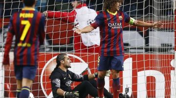 El portero José Manuel Pinto y el defensa Carles Puyol, del Barcelona, lamentan el primer gol marcado por Thulani Serero, del Ajax.