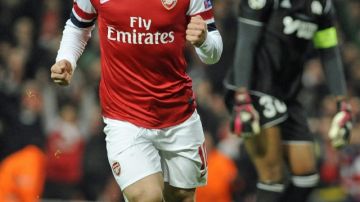 El delantero del Arsenal, Jack Whilshire, celebra su segund anotación de ayer en contra del Olympique de Marsella.