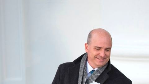 El presidente Barack Obama, junto a sus hijas Malia (der.), y Sasha (izq.), perdona al pavo “Popcorn”, durante la tradicional ceremonia en la Casa Blanca.