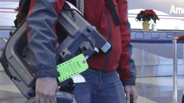 Llevando unos sombreritos de pavo, los hermanitos Rishi Chandra, de 5 años, y Ravi, de 3, empujaban sus maletas este miércoles en el aeropuerto de O'Hare en Chicago.