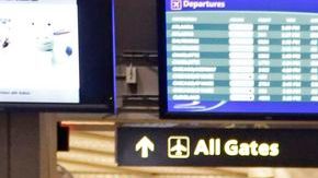 Muchos viajeros no tendrán que pagar los recargos de $100 a $300 por cambiar sus vuelos que sean afectados por la tormenta invernal este miércoles.