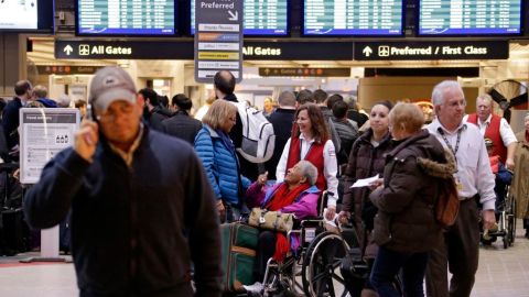 Muchos viajeros no tendrán que pagar los recargos de $100 a $300 por cambiar sus vuelos que sean afectados por la tormenta invernal este miércoles.