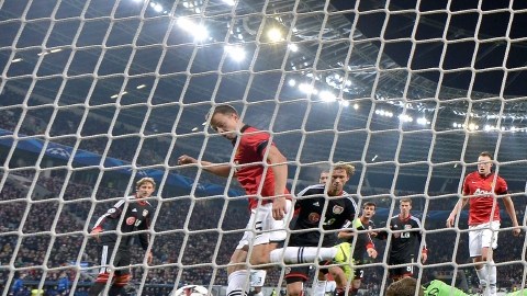 En la BayArena de Leverkusen, Jonny Evans anota el tercer gol del Manchester United en la ronda de grupos de Liga de Campeones.