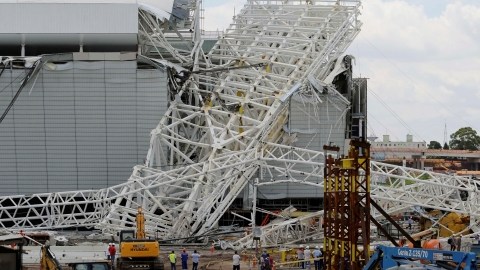 Panorama de la estructura metálica que colapsó en el Estadio Itaquerao de Sao Paulo, en  Brasil, y que deja hasta el momento dos obreros  muertos.