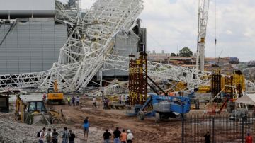 Panorama de la estructura metálica que colapsó en el Estadio Itaquerao de Sao Paulo, en  Brasil, y que deja hasta el momento dos obreros  muertos.