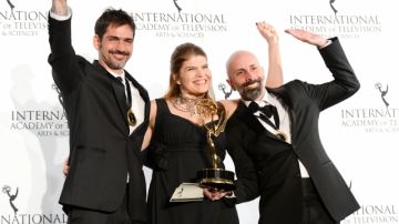Vinicius Coimbra, Claudia Lage y  Joao Ximenes Braga  muestran el Emmy Internacional que ganaron por la telenovela "Al otro lado".