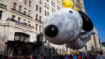 El perro Snoopy estrenó una nueva versión para esta edición 87 del desfile.