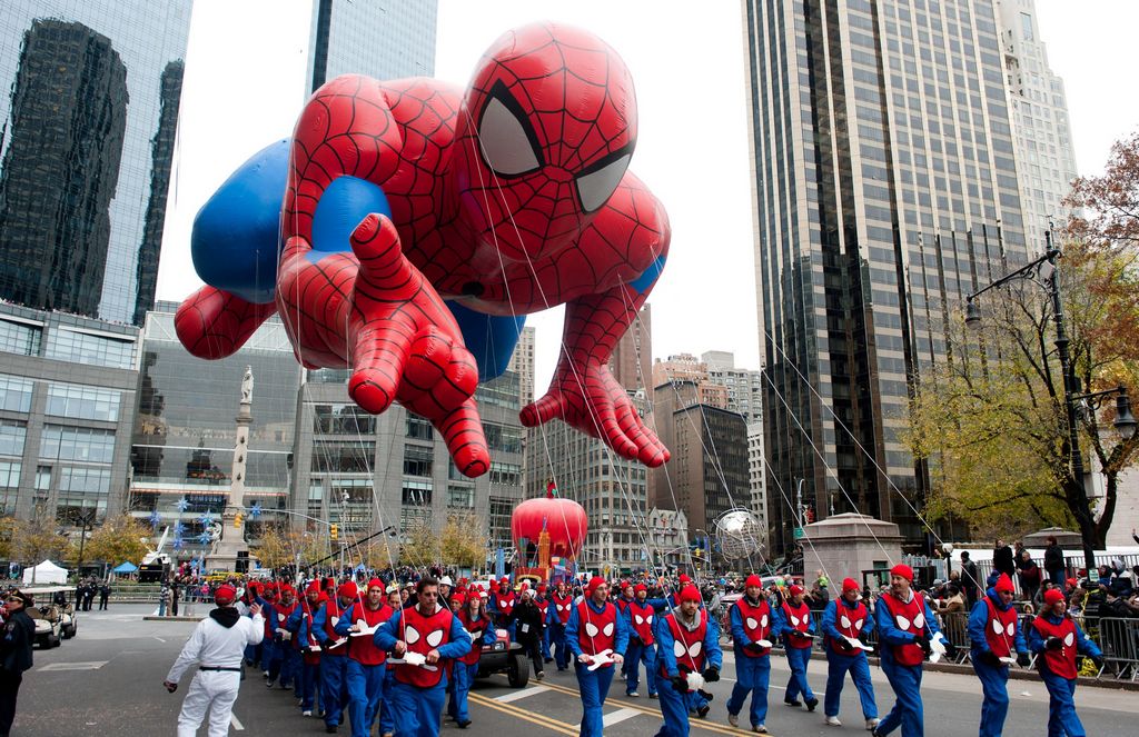 NYPD permite que los gigantes globos de helio surquen los cielos de la Gran Manzana.