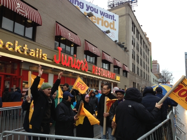 Empleados de Junior's se manifestaron ayer frente al restaurante en reclamo de sindicatura.