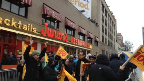 Empleados de Junior's se manifestaron ayer frente al restaurante en reclamo de sindicatura.