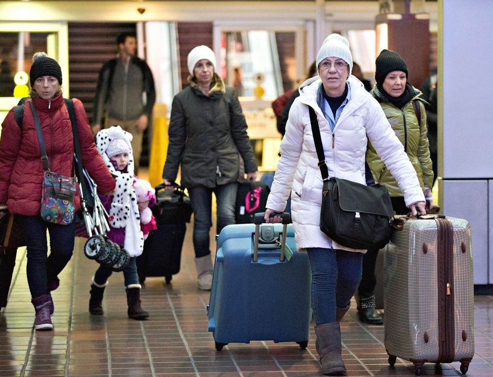 La tormenta invernal no afectó a miles de pasajeros que usaron los principales aeropuertos del área el miércoles en la noche, como se había previsto a comienzos de semana.