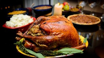 Evita comer demasiado en la cena de Acción de Gracias para que puedas hacer tus compras el viernes.