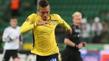 Brayan Perea (izq.), del Lazio, autor de un gol,  supera  a Tomaz Jodlowiec durante el partido de ayer.