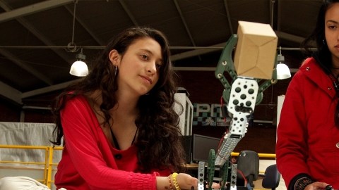 BOG02. BOGOTÁ (COLOMBIA), 27/11/2013.- Dos de las cinco estudiantes del Servicio Nacional de Aprendizaje (SENA) que participarán en el programa de robótica de la NASA, denominado "Space cookies", trabajan con un robot este martes 26 de noviembre de 2013, en Bogotá (Colombia). Cinco estudiantes colombianas fueron escogidas como las primeras latinoamericanas que podrán estudiar robótica en la NASA, un sueño que las llevará la próxima semana desde el popular sur de Bogotá, donde viven, hasta la sede de investigación en California (EE.UU.). Estas jóvenes de entre 14 y 17 años de edad lograron las cinco mejores puntuaciones en un complejo examen al que se sometieron 250 aprendices de la Tecnoacademia del Servicio Nacional de Aprendizaje (SENA) de Cazucá, en el sur de la capital colombiana, que ofrece una formación complementaria a la educación básica. EFE/COLOMBIA.INN/MAURICIO DUEÑAS CASTAÑEDA/SOLO USO EDITORIAL/NO VENTAS