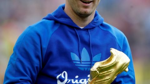 Lionel Messi con el botín de oro 2013. El astro viaja a Argentina para seguir con el proceso de recuperación de su lesión, informó ayer el Barcelona.
