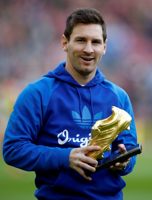 Lionel Messi con el botín de oro 2013. El astro viaja a Argentina para seguir con el proceso de recuperación de su lesión, informó ayer el Barcelona.