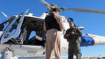 El agente Jacob Dreher (izquierda), de la Oficina del Aire y Marina de la Policía de Inmigración y Aduanas de Estados Unidos, y el agente de la Patrulla Fronteriza Mentor Cavazos muestran equipos para ayudar a inmigrantes o agentes en problemas en una oficina de la ICE en McAllen, Texas