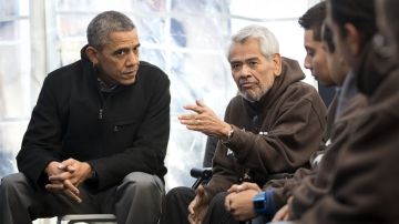 El presidente Barack Obama estuvo cerca de media hora con los activistas que ayunan por la reforma migratoria. A su lado uno de ellos, Eliseo Medina, miembro del Sindicato Internacional de Trabajadores de Servicios.